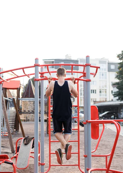 Человек Останавливается Перекладине Спортивной Площадки Одиночку Летом — стоковое фото