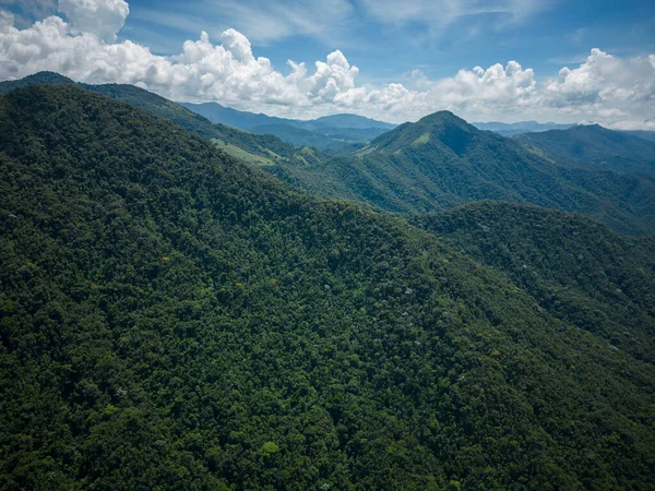 緑の大西洋の森の山々とセリンハ アラバリ リオデジャネイロ ブラジルの雲への美しい空中ビュー — ストック写真