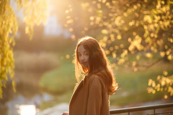 Стильная Рыжая Женщина Пальто Гуляет Солнечном Парке Осенью — стоковое фото