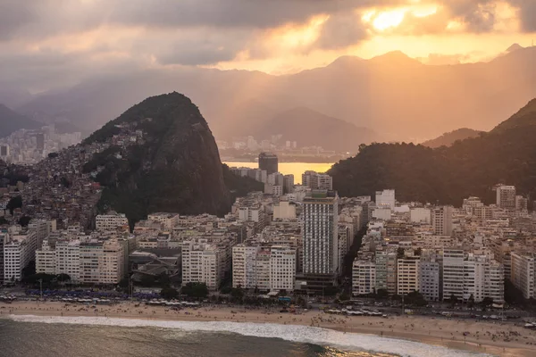 Hermosa Vista Aérea Las Montañas Edificios Ciudad Copacabana Beach Rio —  Fotos de Stock