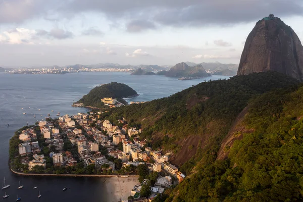 Gyönyörű Légi Kilátás Sugar Loaf Mountain Zöld Esőerdők Rio Janeiro — Stock Fotó