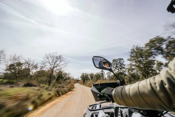 田舎をドライブする女性のストックフォト — ストック写真