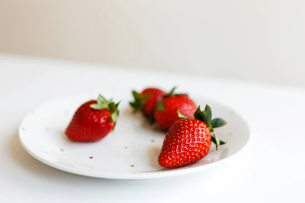 Red Ripe Fresh Strawberries Plate Kitchen Making Dessert — Stock Photo, Image
