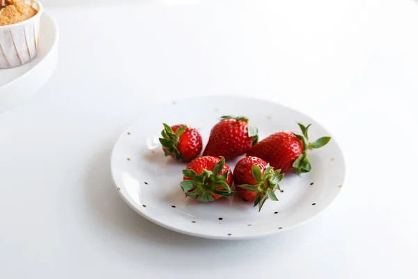 Rote Reife Frische Erdbeeren Auf Dem Teller Der Küche Vor — Stockfoto