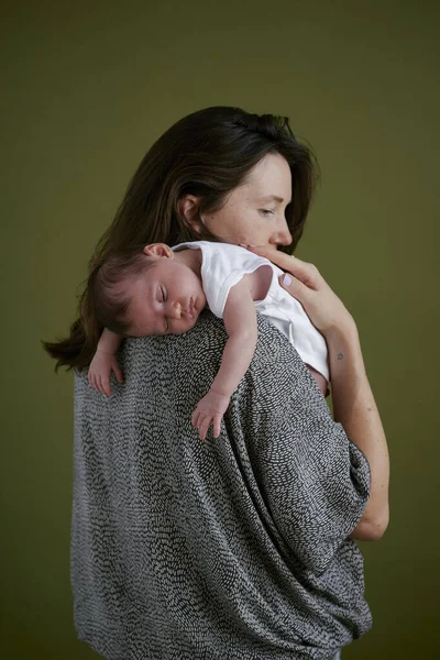 Joven Mamá Abrazando Durmiendo Recién Nacido Bebé — Foto de Stock