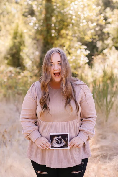 抱着双胞胎超声波的受惊孕妇 — 图库照片