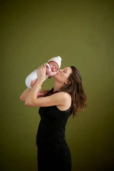 Молодая Мама Целует Спящего Новорожденного Ребенка — стоковое фото