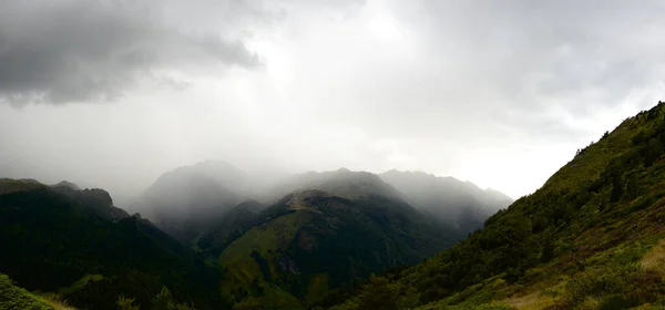 Paisaje Montañoso Durante Una Tormenta Los Pirineos — Foto de Stock