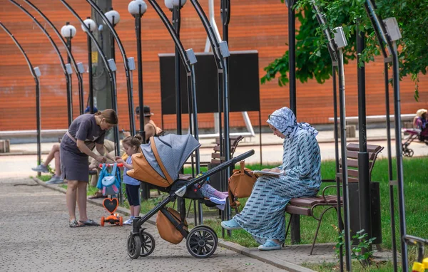 Odessa, Ukrayna - 06.09.2019. İnsanlar sıcak bir yaz gününde Odessa, Ukrayna'daki Gorky Park'ta yürüyüş ve dinlenme