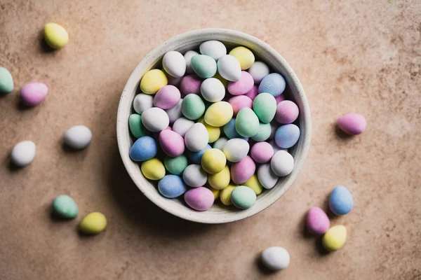 Vista Superior Del Tazón Coloridos Mini Huevos Chocolate Para Pascua — Foto de Stock