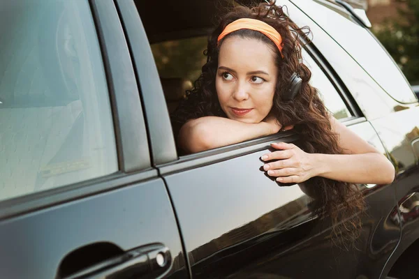 Girl Looks Out Car Window Listening Music — Stock Photo, Image