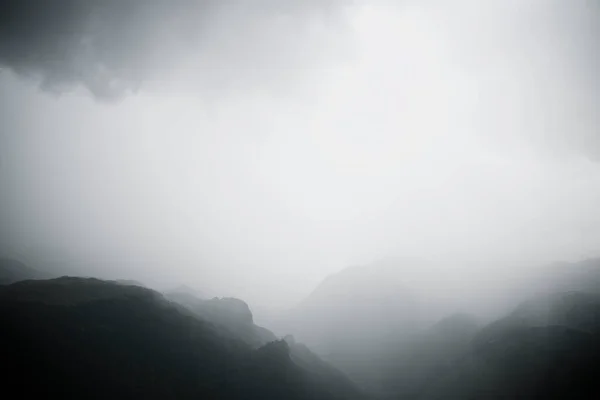 Kopcovitá Krajina Během Bouře Pyrenejích — Stock fotografie