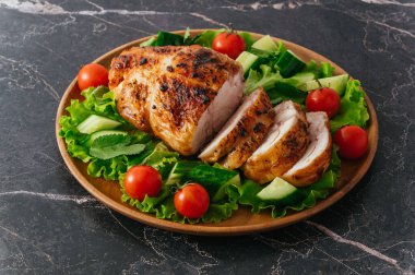 Izgara tavuk. Tabakta taze sebzeler