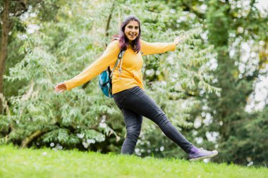 Yürüyüş ve denge yapan genç bir kadın.