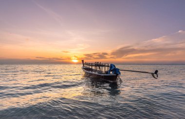 Tayland 'da gün batımında yalnız bir Tayland teknesi.