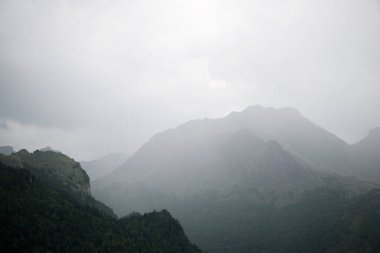 Pireneler 'deki fırtına sırasında tepe manzarası.