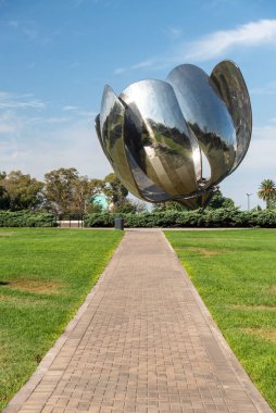 Buenos Aires, Arjantin 'deki yeşil parktaki Floralis Generica çiçeğine güzel bir manzara