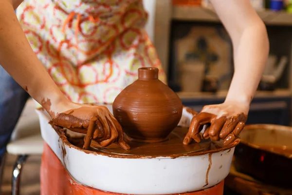 陶芸家と陶芸家の車輪の上の学生は粘土から料理を作る — ストック写真