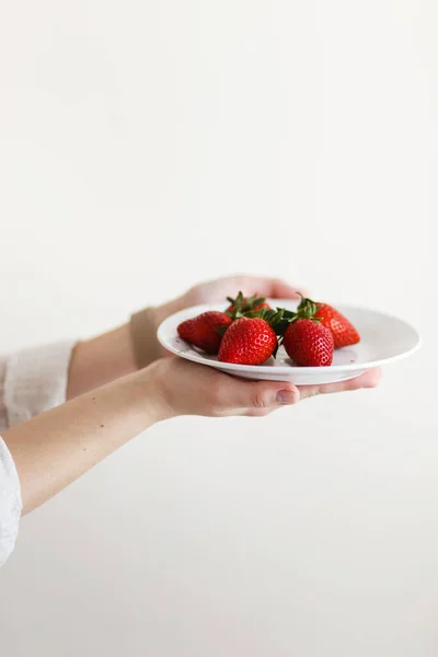Woman Cook Holds Plate Red Fresh Strawberries Her Hands — Stock Photo, Image