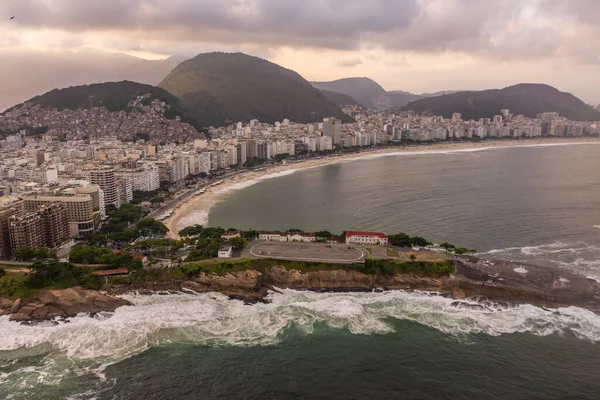 Vacker Utsikt Över Copacabana Fort Stadsbyggnader Och Havsstrand Rio Janeiro — Stockfoto