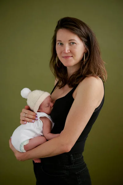 若いですお母さん抱擁彼女の眠っている新生児 — ストック写真