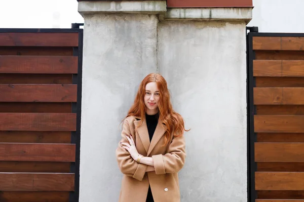 秋には家の近くのコートで笑っているスタイリッシュな赤い髪の女性 — ストック写真