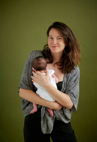 Joven Mamá Con Confianza Abraza Bebé Recién Nacido Dormido — Foto de Stock