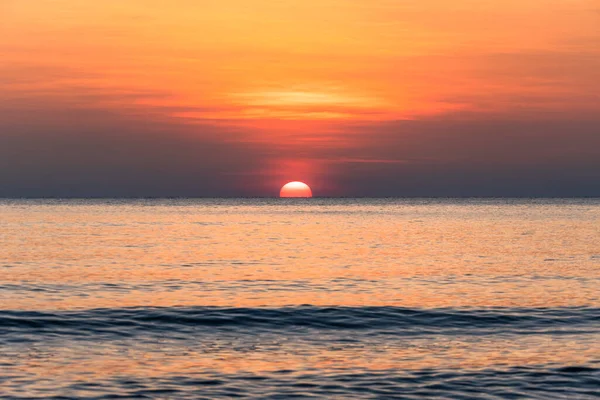 Oszałamiający Zachód Słońca Nad Brzegiem Oceanu — Zdjęcie stockowe
