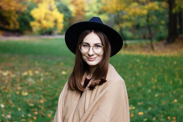 秋天公园里 头戴黑色帽子 头戴褐色头发的女人散步 — 图库照片