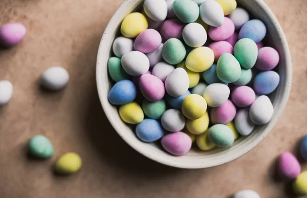 Primer Plano Del Cuenco Coloridos Mini Huevos Chocolate Para Pascua — Foto de Stock