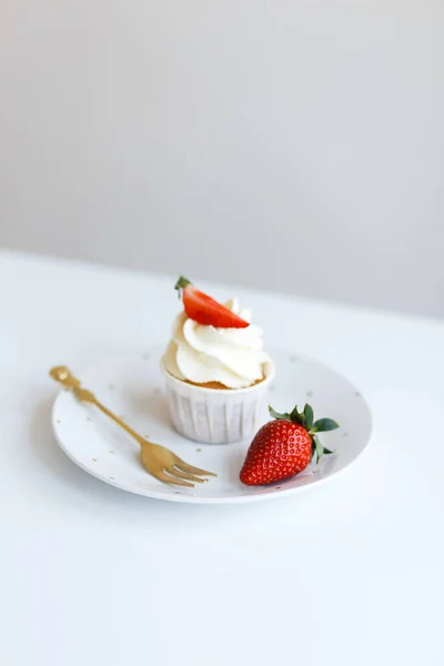 Dessert Cream Cupcake Fresh Red Strawberries Plate — Stock Photo, Image