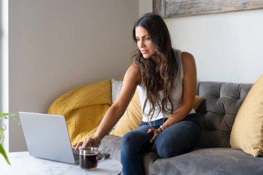 Kanepede evden çalışan kadın.