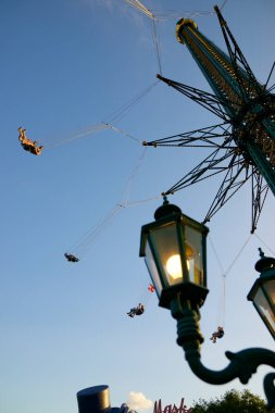 Viyana, Avusturya - 21 Haziran 2019: Chairoplane Prater Tower olarak bilinen gösterinin tadını çıkaran turistler