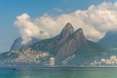 Ipanema Sahili 'ne güzel güneşli manzara ve Brezilya Rio de Janeiro' daki dağlar