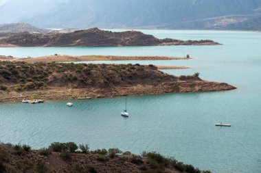 Arjantin, Mendoza yakınlarındaki And Dağları 'ndaki mavi göle güzel bir manzara.
