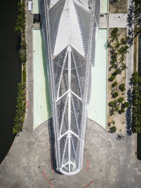 Brezilya 'nın Rio de Janeiro kentindeki modern beyaz müze binasının güzel hava manzarası