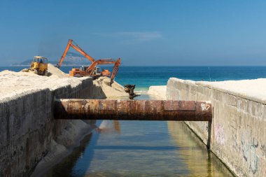 Ipanema ve Leblon, Rio de Janeiro, Brezilya arasındaki lagünü okyanusa bağlayan kanal ve su borusuna bakın