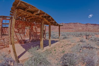 Arizona Vermilion Cliffs Ulusal Anıtı 'nın altındaki Jacob' ın Havuzu 'nun eski çiftlik harabeleri. Harabeler 1951 'e dayanıyor..