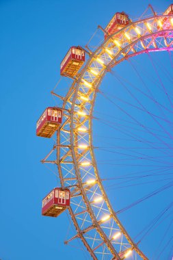 Wurstelprater olarak adlandırılan Viyana Prater Parkı 'nın dönme dolabı.