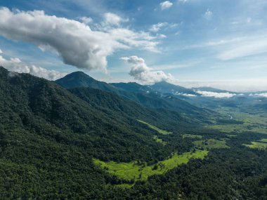 Serrinha do Alambari, Rio de Janeiro, Brezilya 'daki yeşil Atlantik orman dağlarına ve bulutlara güzel hava manzarası
