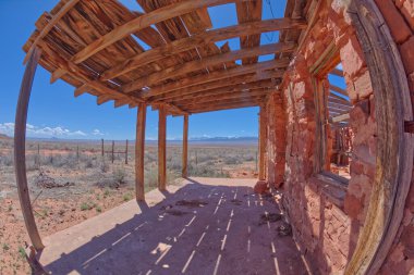 Arizona Vermilion Cliffs Ulusal Anıtı 'nın altındaki Jacob' ın Havuzu 'nun eski çiftlik harabeleri. Harabeler 1951 'e dayanıyor..