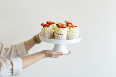 Pasta şefi tarafından yeni hazırlanmış taze çilekli kremalı kek.