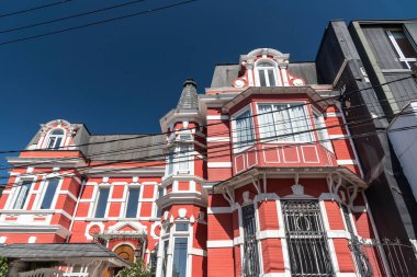 Şili Valparaso 'daki geleneksel kırmızı ve beyaz evin güzel manzarası 
