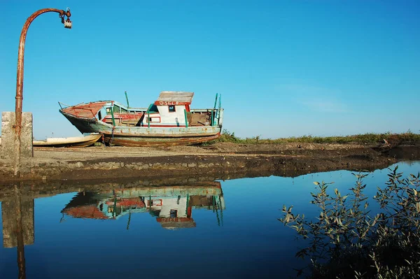 Barco Abandonado Reflexiona Sobre Agua Azul Día Cielo Azul Mozambique — Foto de Stock