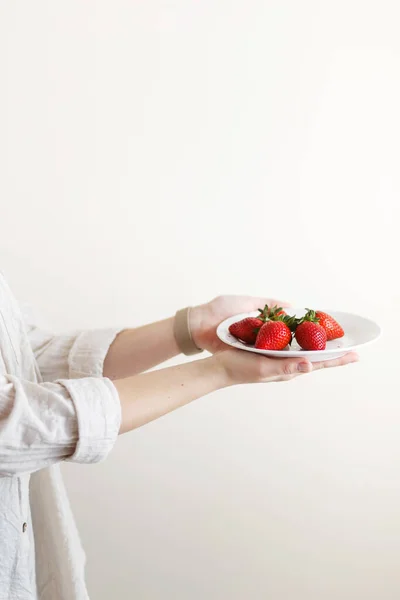 Femeie Bucătar Deține Farfurie Căpșuni Proaspete Roșii Mâinile — Fotografie, imagine de stoc