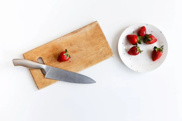 Knife Strawberries Lies Wooden Cutting Board Kitchen — Stock Photo, Image