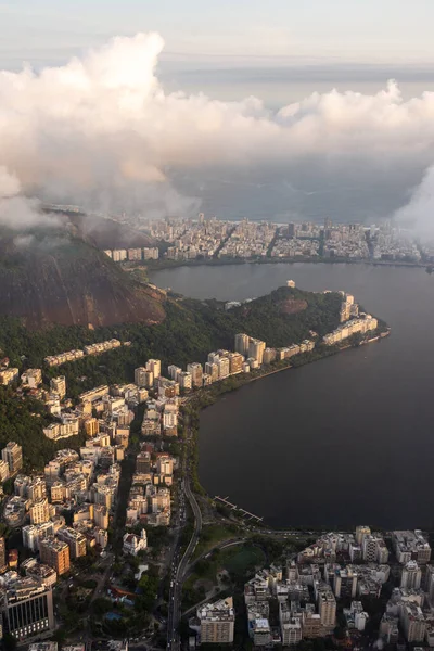 Rio de Janeiro, Brezilya 'da şehir binaları, dağlar ve şehir gölü için güzel hava manzarası