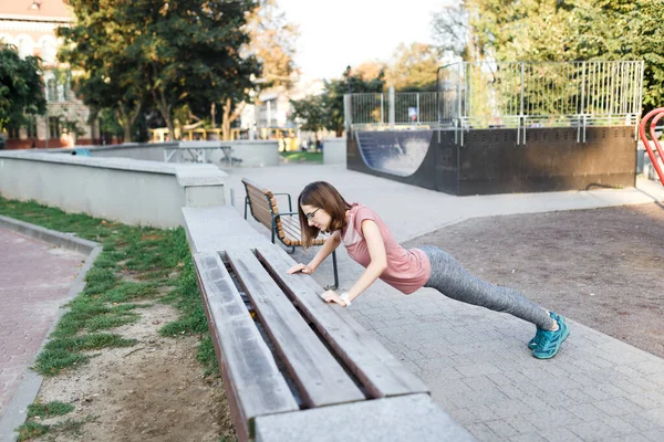 Mujer Joven Haciendo Deportes Campo Deportes Aire Libre Verano — Foto de Stock