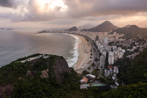 リオデジャネイロ ブラジルの都市の建物 山やコパカバーナビーチへの美しい航空ビュー — ストック写真