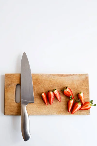 Μαχαίρι Φράουλες Βρίσκεται Μια Ξύλινη Επιφάνεια Κοπής Στην Κουζίνα — Φωτογραφία Αρχείου